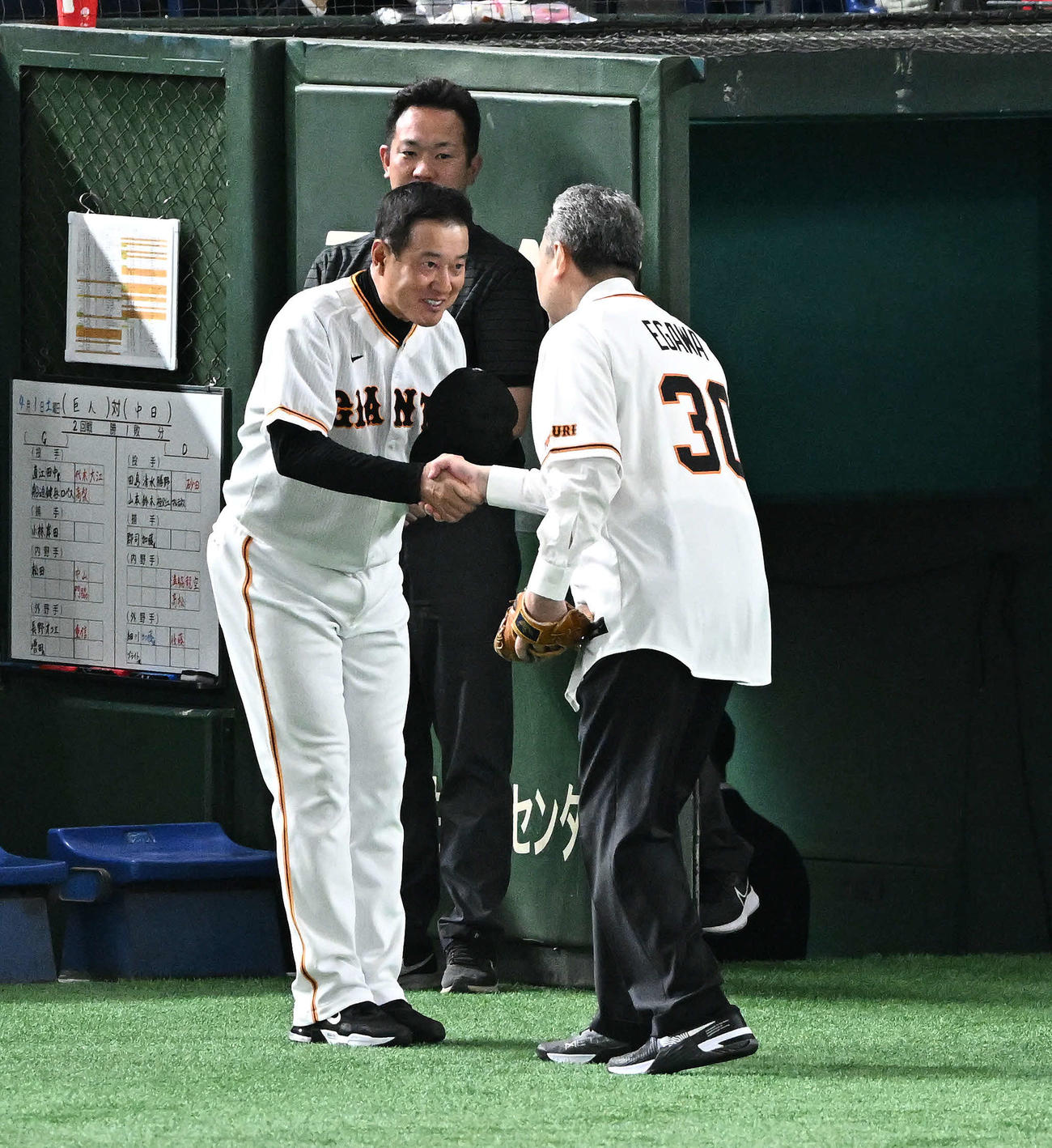 巨人対中日　始球式を終えた江川氏（右）と握手を交わす巨人原監督（撮影・滝沢徹郎）
