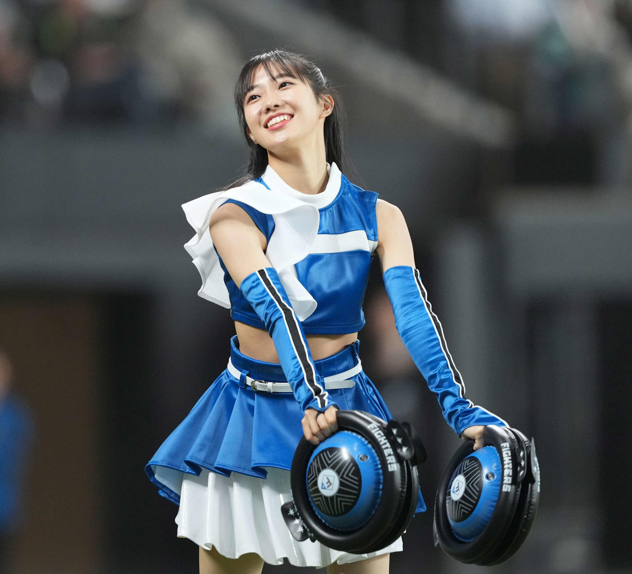 日本ハム対楽天　ジンギスカンダンスを躍るファイターズガールの西崎光さん（撮影・井上学）