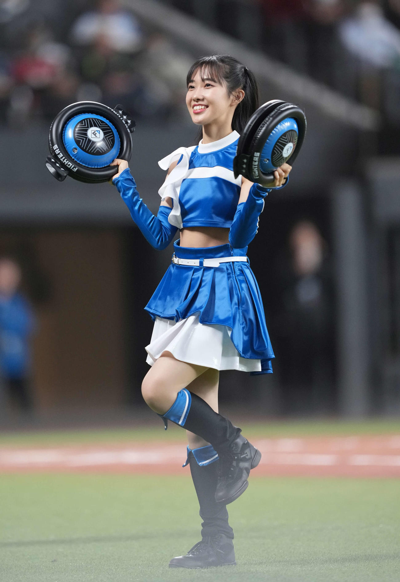 日本ハム対楽天　ジンギスカンダンスを躍るファイターズガールの西崎光さん（撮影・井上学）