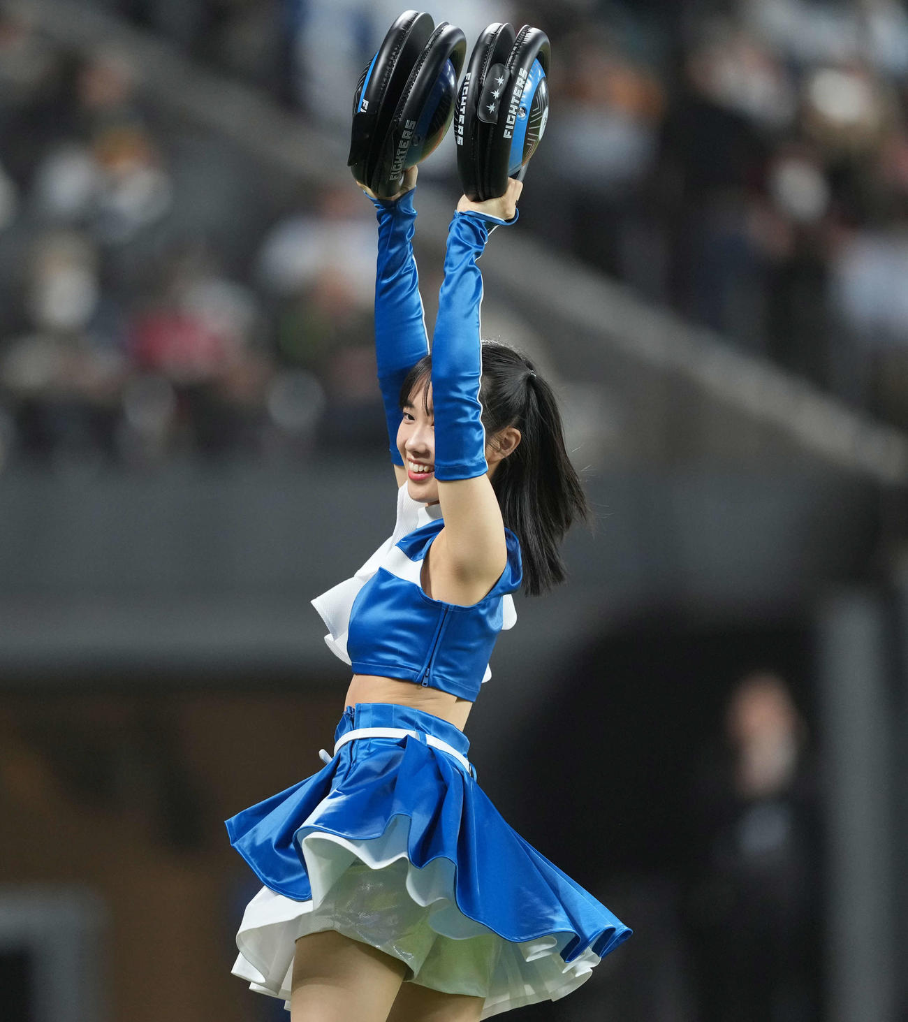 日本ハム対楽天　ジングスカンダンスを躍るファイターズガールの西崎光さん（撮影・井上学）