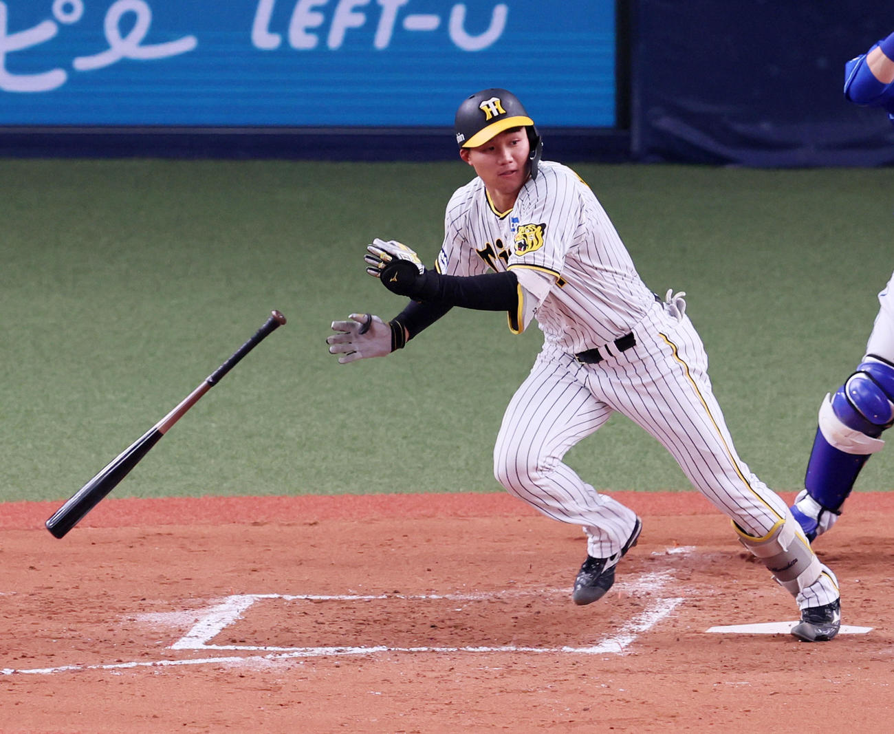 阪神対DeNA 1回裏阪神1死一、二塁、森下は三塁へプロ初安打となる適時内野安打を放つ（撮影・加藤哉）
