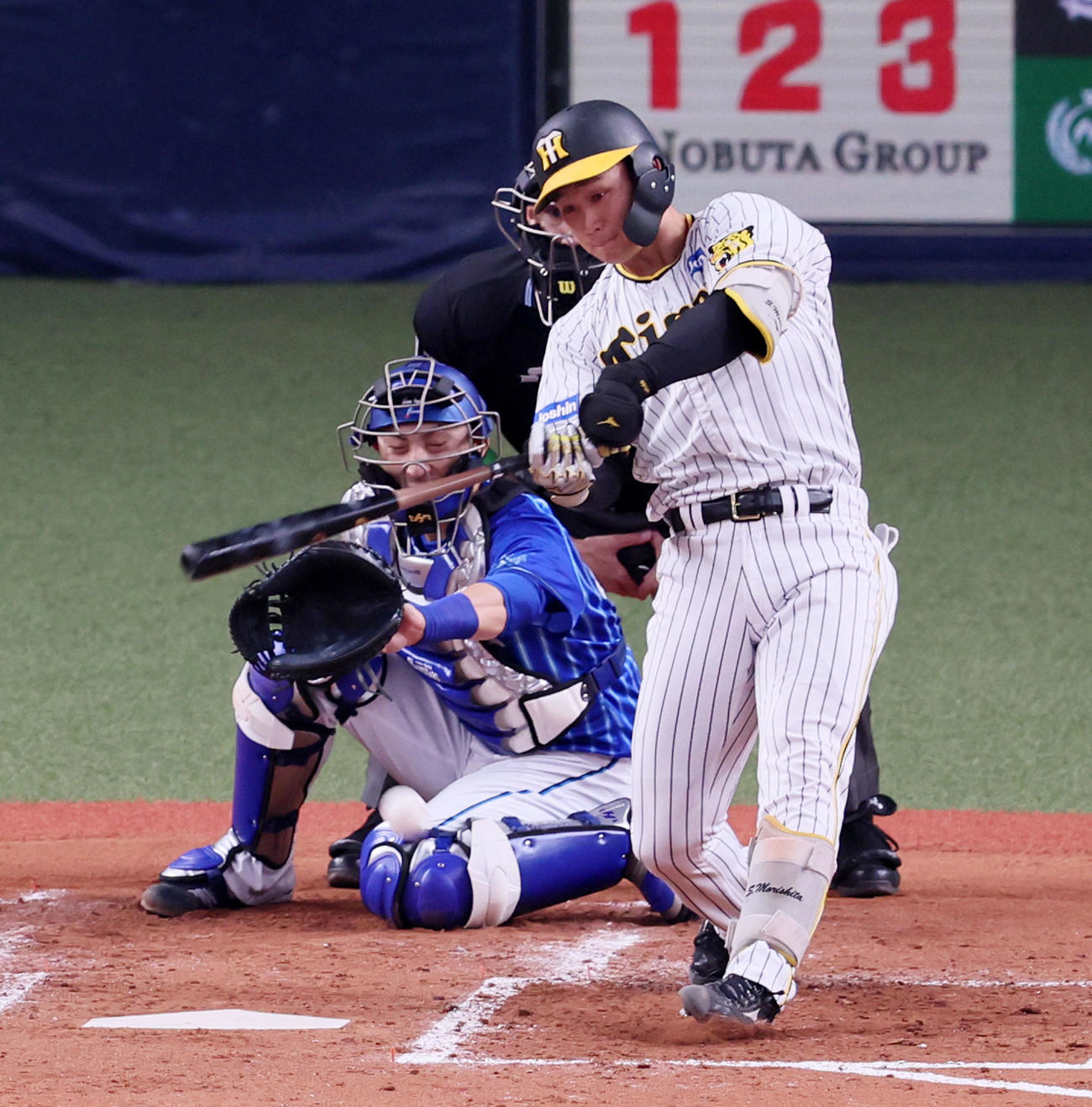 阪神対DeNA 1回裏阪神1死一、二塁、森下は三塁へプロ初安打となる適時内野安打を放つ（撮影・加藤哉）
