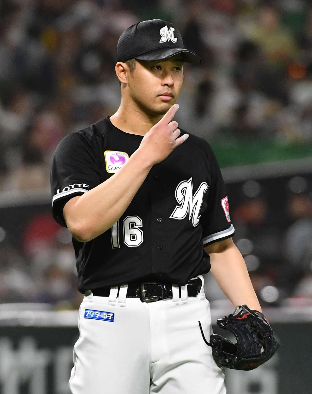 ソフトバンク対ロッテ　2回裏ソフトバンク1死、牧原大を5者連続の三振に抑え、指で2をつくる種市（撮影・岩下翔太）