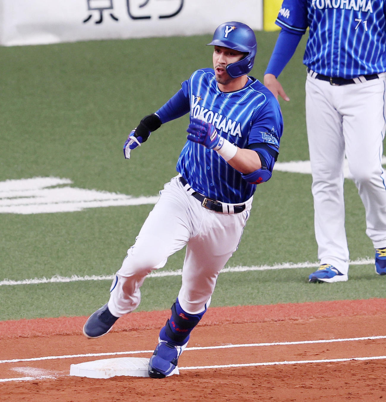 阪神対DeNA 1回表DeNA2死二、三塁、ソトは右越えに適時二塁打を放つ（撮影・加藤哉）