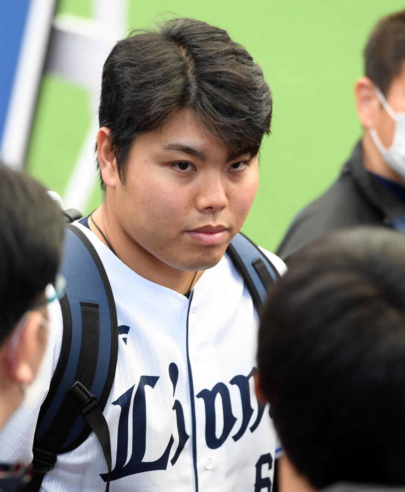 西武対オリックス　練習を終え記者に囲まれる西武平良（撮影・たえ見朱実）