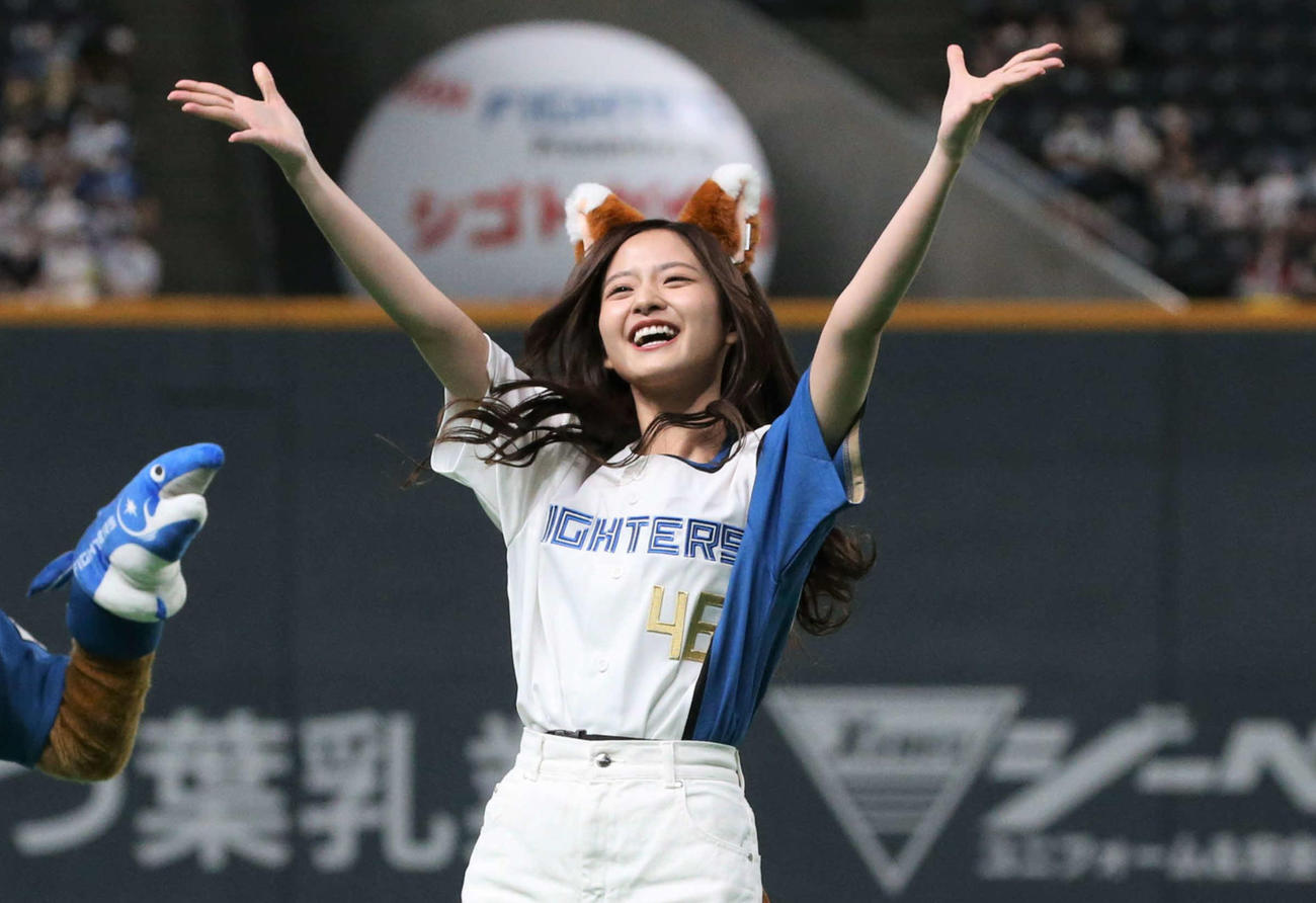 きつねダンスを躍る乃木坂46金川紗耶（2022年撮影）