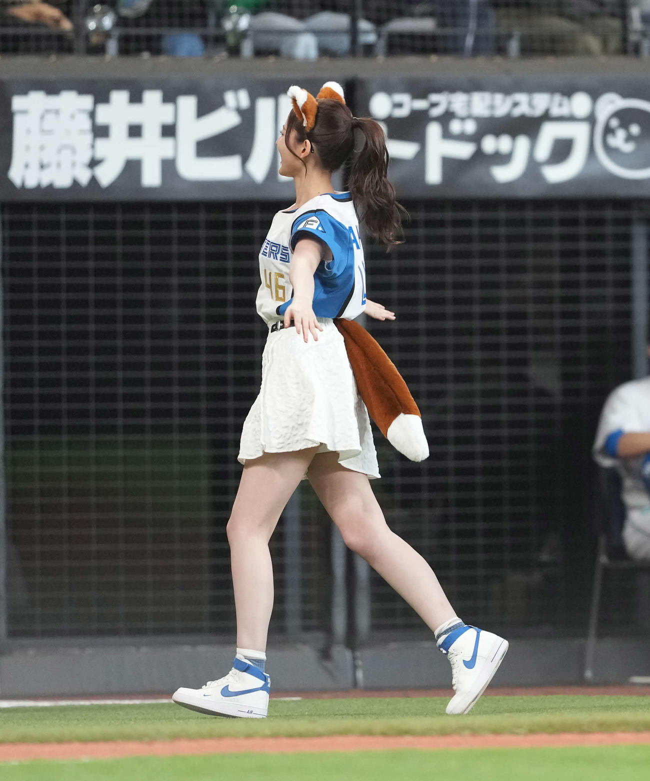 日本ハム対楽天　きつねダンスをする金川紗耶（撮影・井上学）