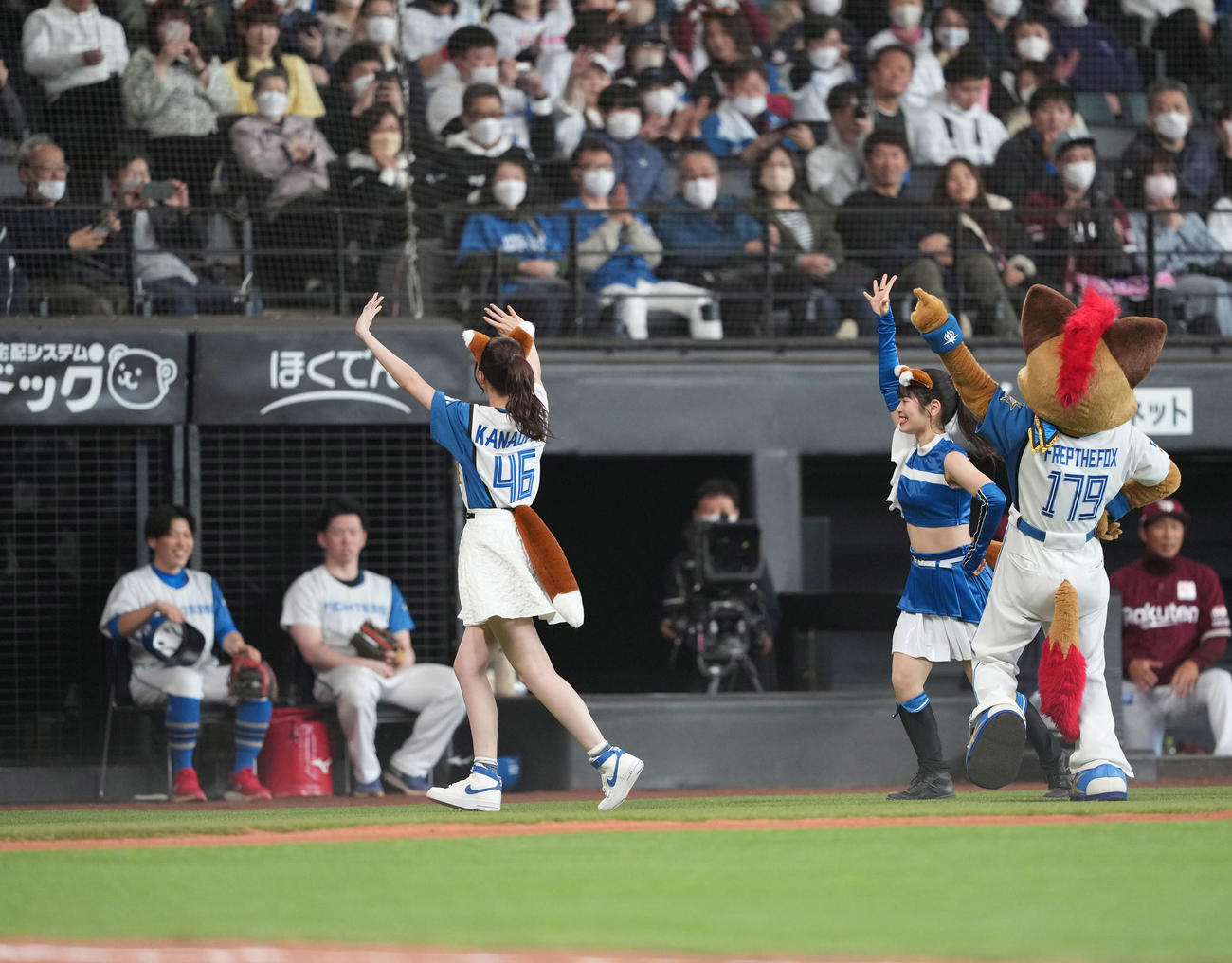 日本ハム対楽天　きつねダンスをする金川紗耶(左)（撮影・井上学）