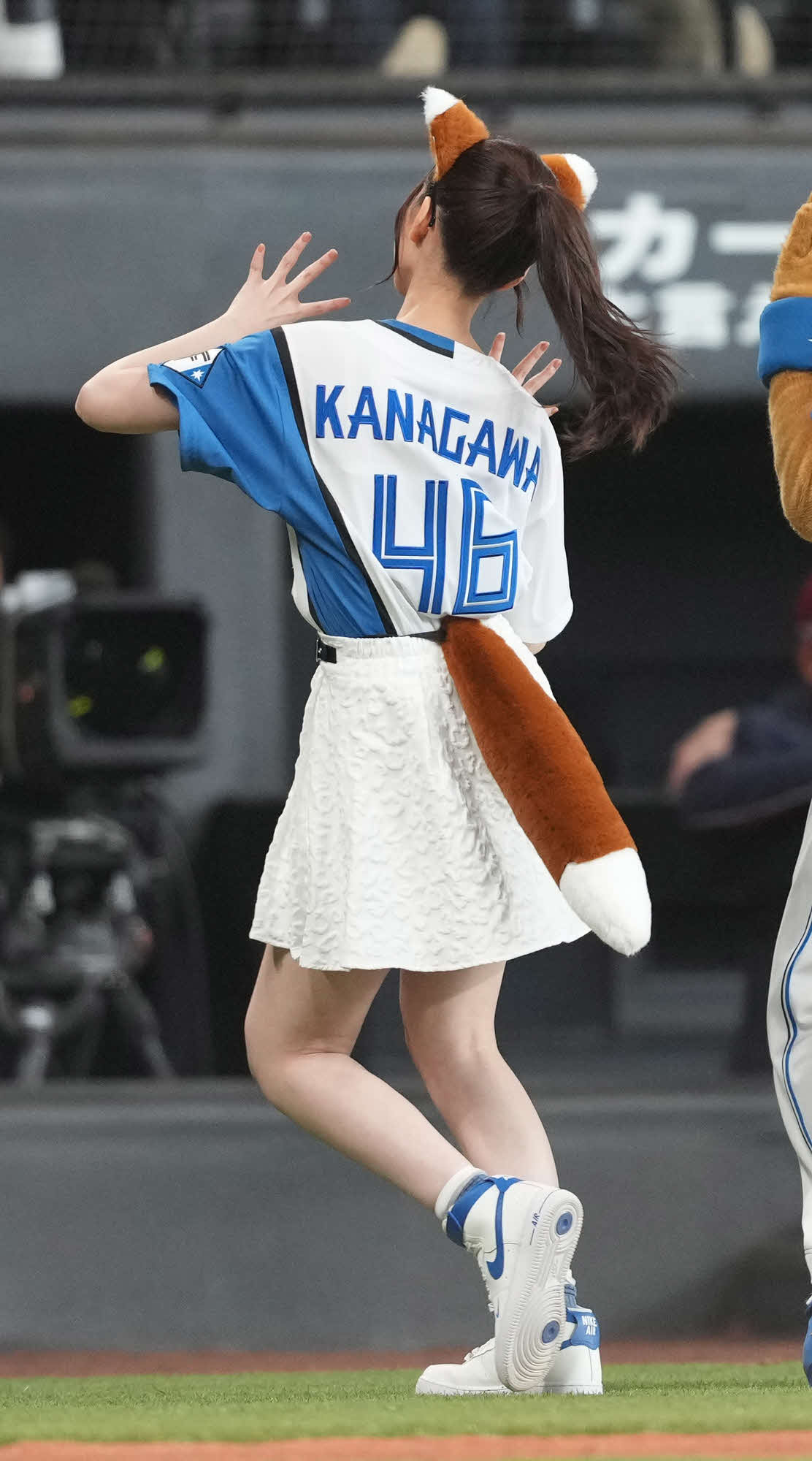 日本ハム対楽天　きつねダンスをする金川紗耶（撮影・井上学）