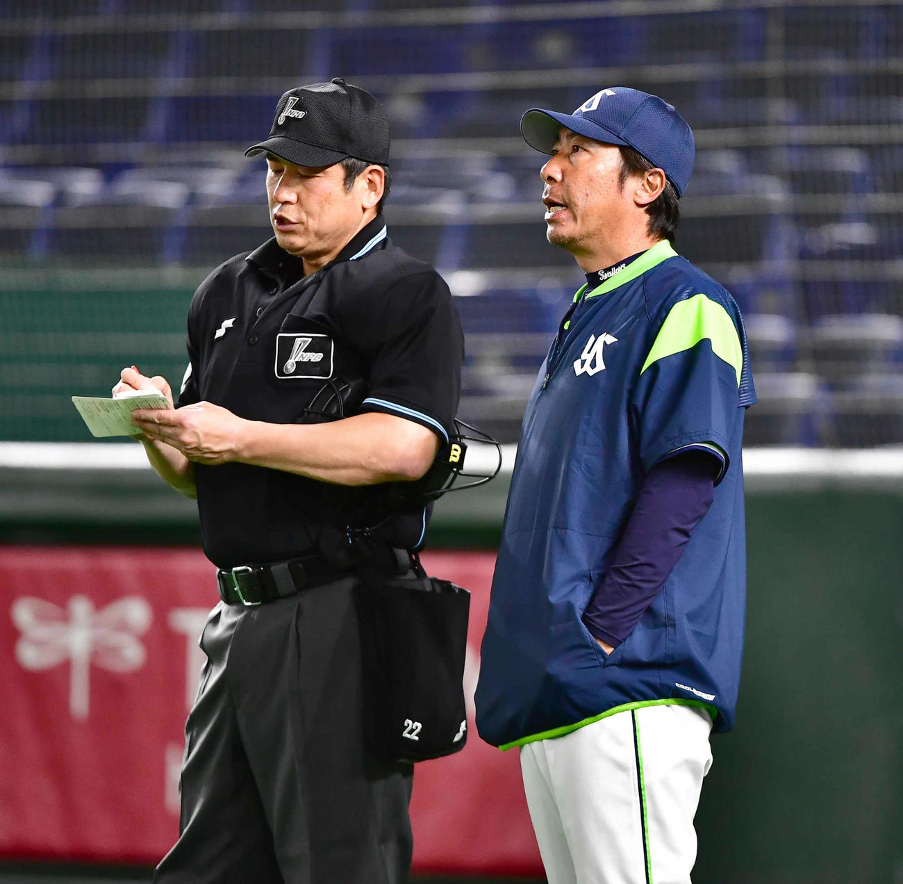 巨人対ヤクルト　津川球審（左）に選手交代を告げるヤクルト高津監督（2020年2月29日撮影）