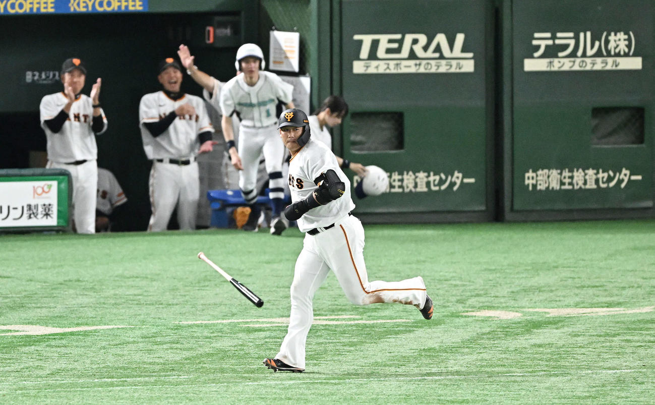 巨人対中日　6回裏巨人1死、中田翔はソロ本塁打を放ちベースを回る（撮影・滝沢徹郎）