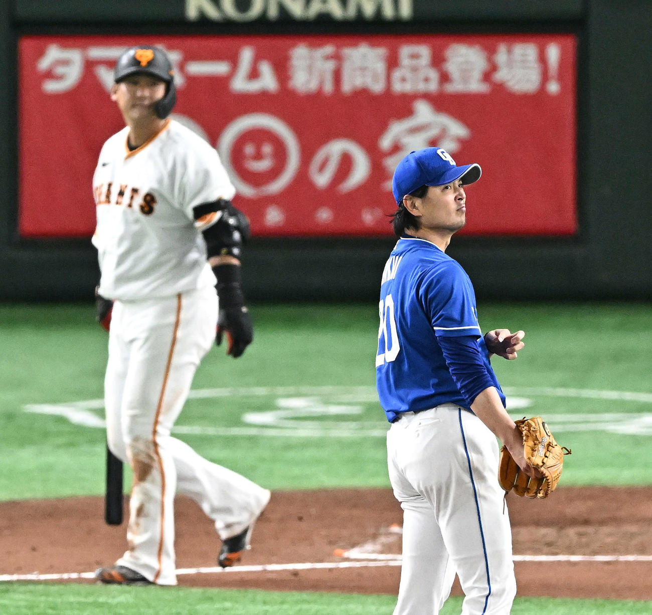 巨人対中日　6回裏巨人1死、中田翔（後方）にソロ本塁打を浴び厳しい表情の涌井（撮影・滝沢徹郎）