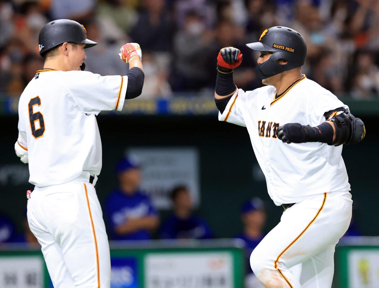 巨人対中日　6回裏巨人1死、中田翔（右）は左越えソロ本塁打を放ち、迎えた坂本とジャンピングタッチ（撮影・浅見桂子）