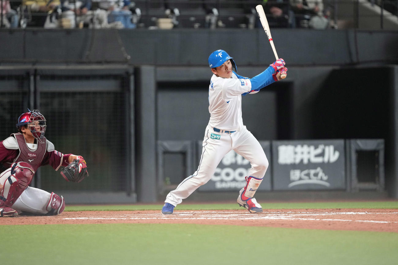 日本ハム対楽天　6回裏日本ハム1死一塁、右前適時打を放つ野村（撮影・井上学）