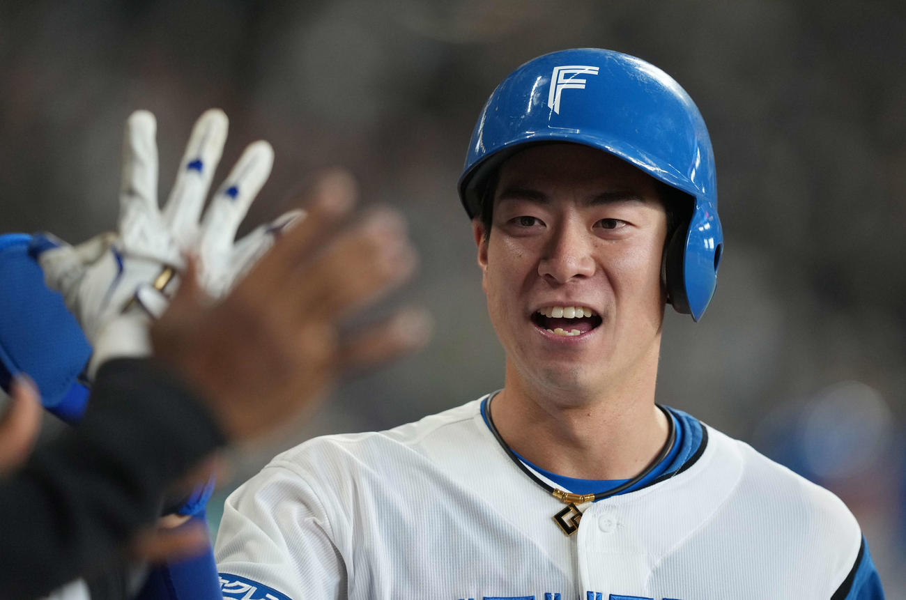 日本ハム対楽天　6回裏日本ハム1死一塁、野村の適時打で生還し笑顔の松本剛（撮影・井上学）