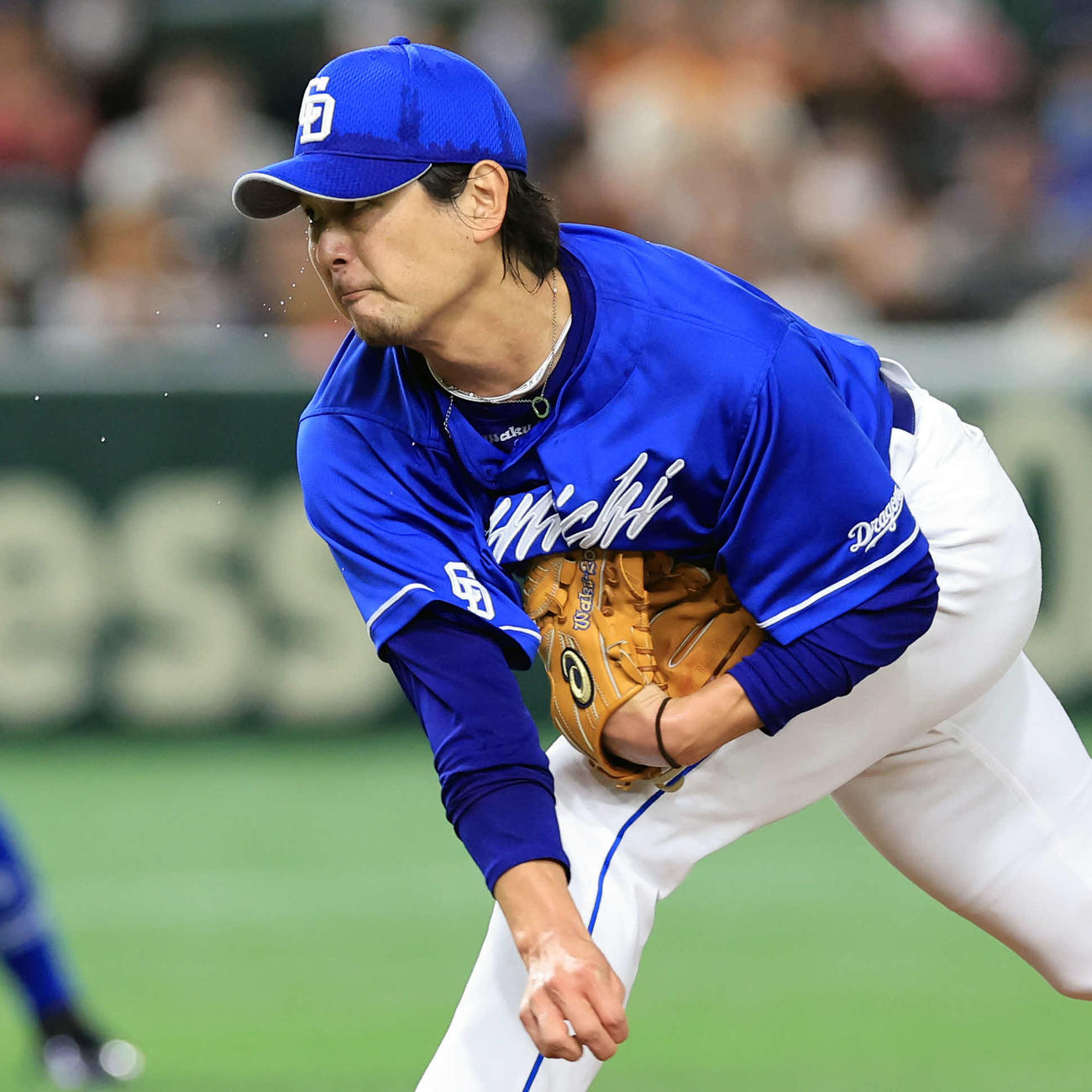 巨人対中日　汗を飛ばして力投する中日先発の涌井（撮影・浅見桂子）