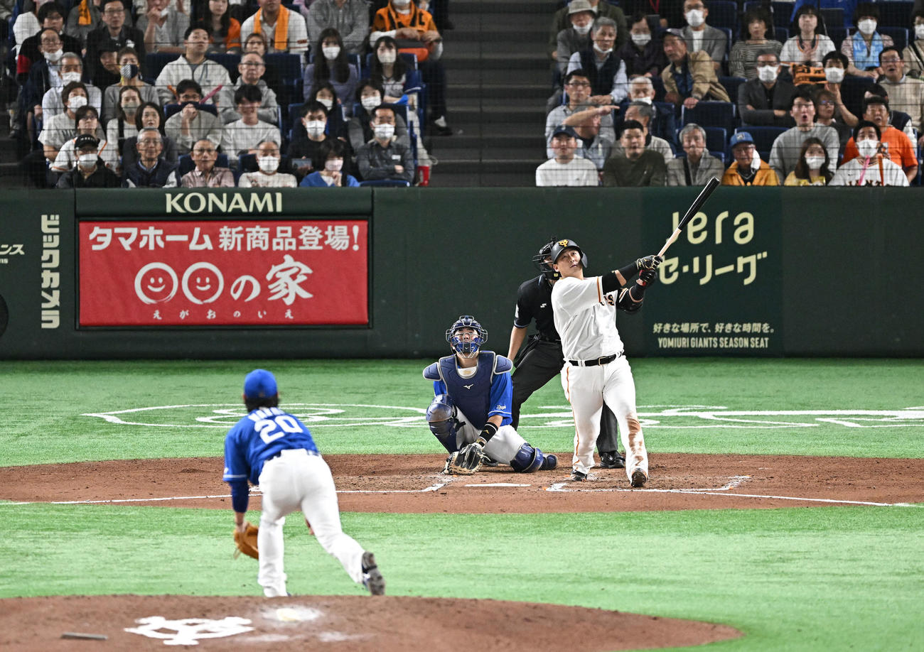 巨人対中日　6回裏巨人1死、中田翔は左中間へソロ本塁打を放つ。投手涌井（撮影・滝沢徹郎）