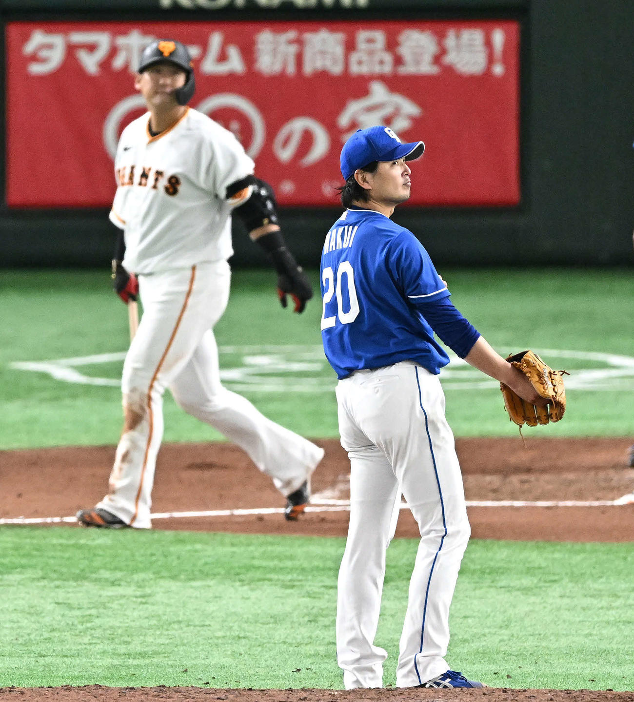 巨人対中日　6回裏巨人1死、中田翔（後方）にソロ本塁打を浴びる涌井（撮影・滝沢徹郎）
