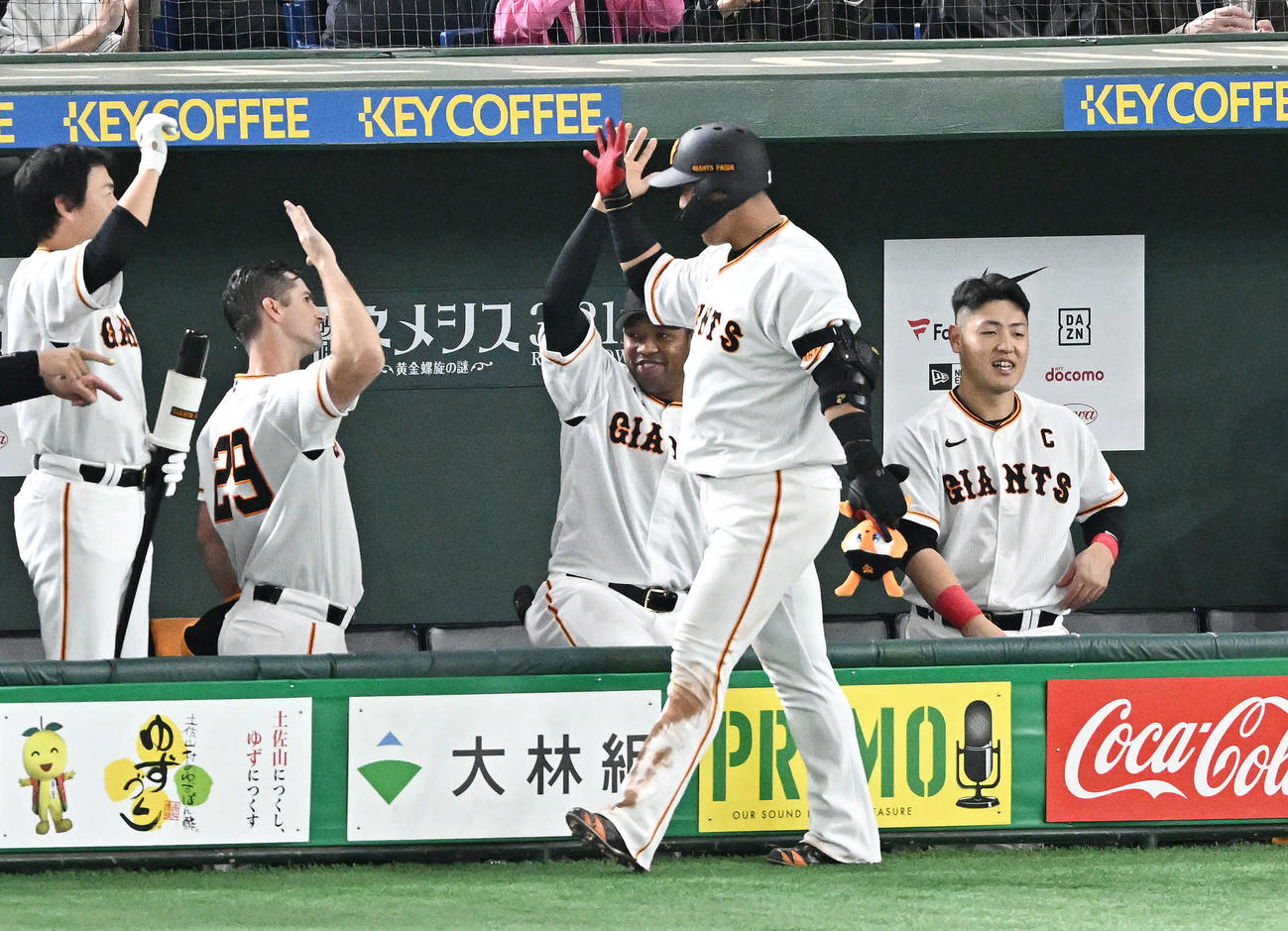巨人対中日　6回裏巨人1死、ソロ本塁打を放った中田翔（手前）を祝福するグリフィン（左から2人目）らチームメート（撮影・滝沢徹郎）