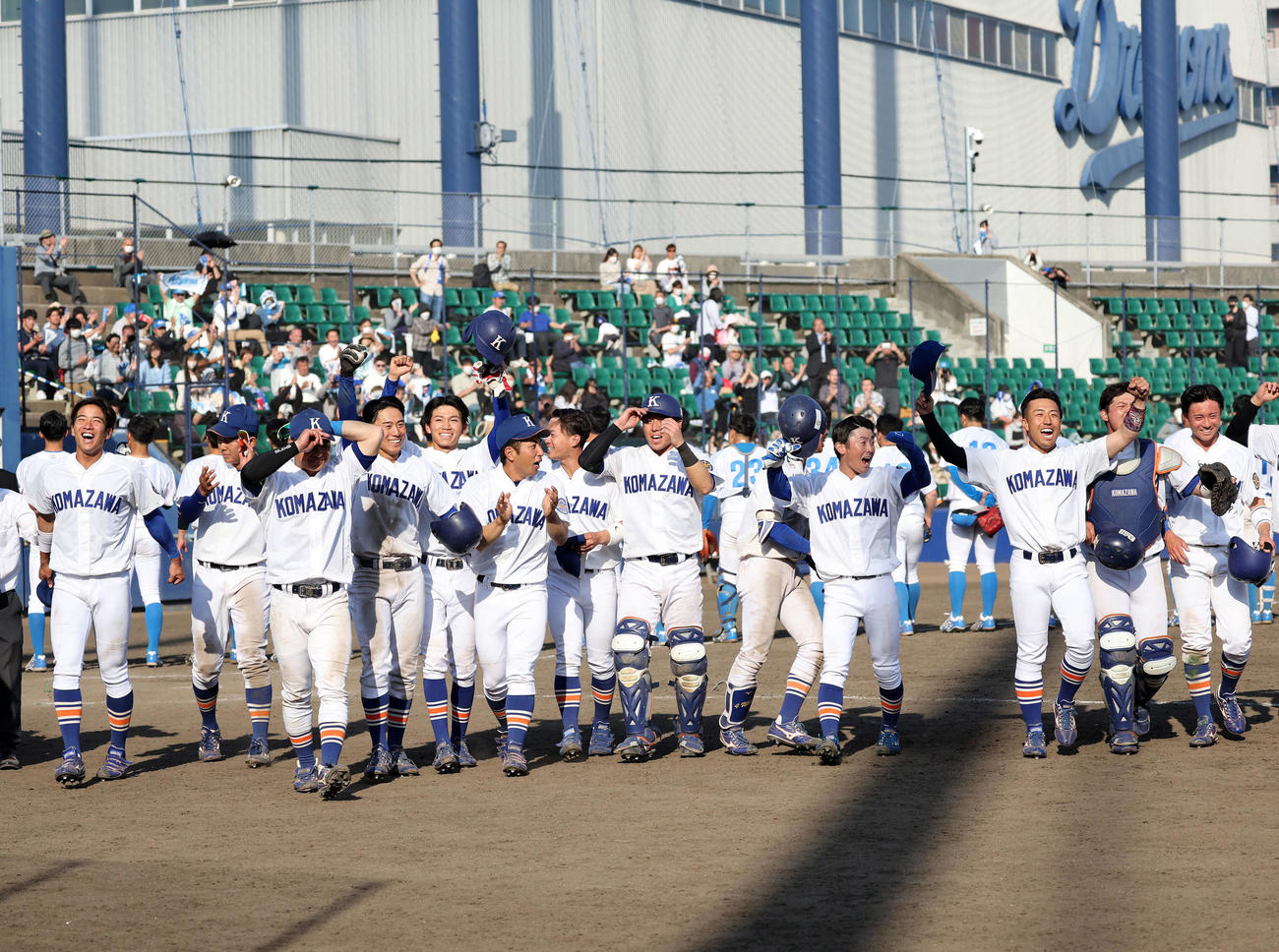 青学大対駒大　勝利し喜ぶ駒大の選手たち（撮影・鈴木正人）