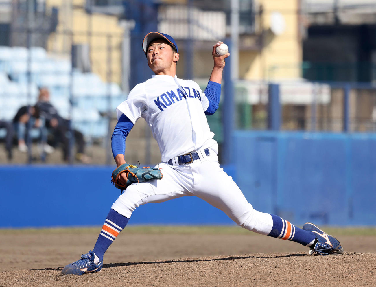 青学大対駒大　力投する駒大2番手の東田（撮影・鈴木正人）