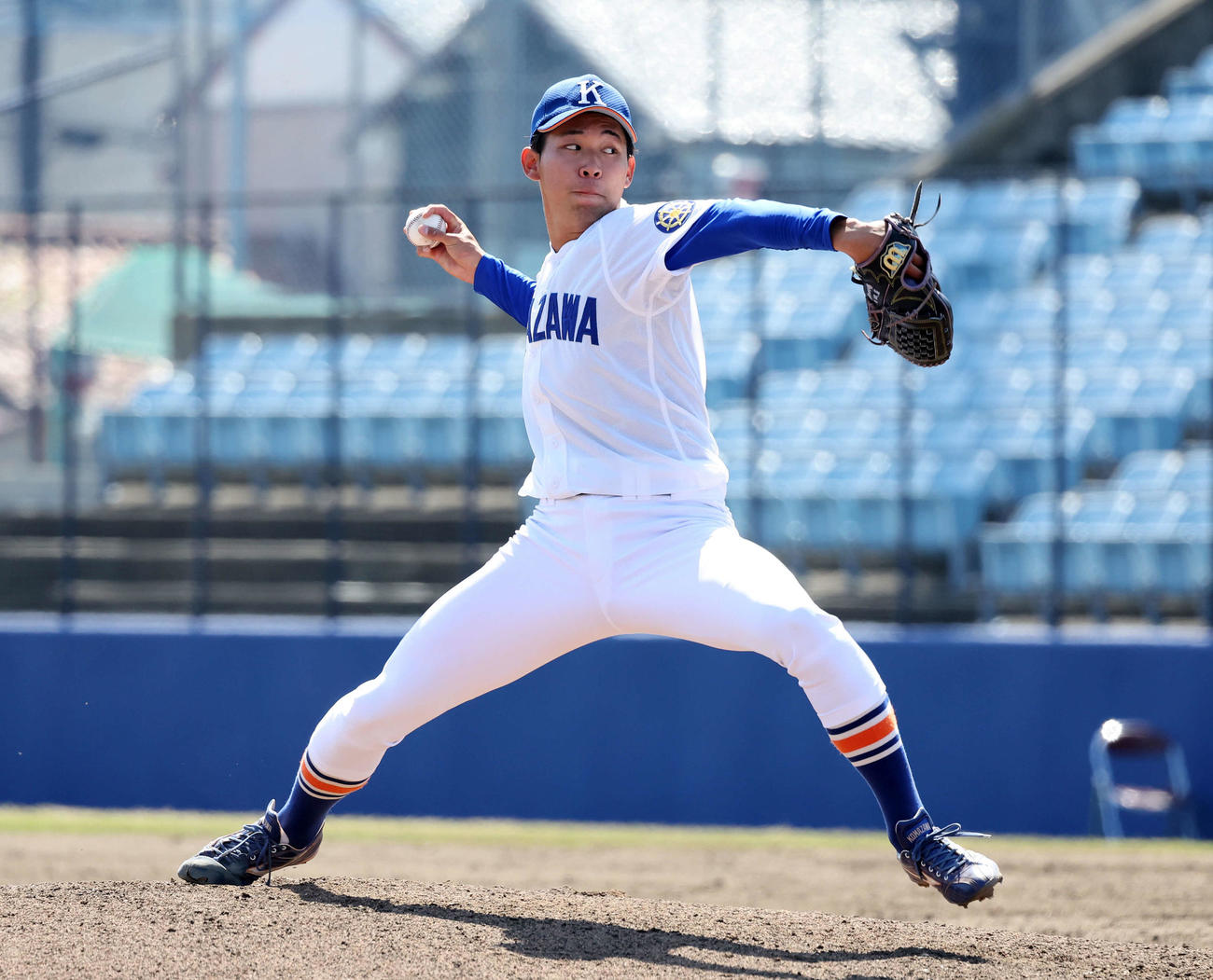 青学大対駒大　力投する駒大先発の松村（撮影・鈴木正人）