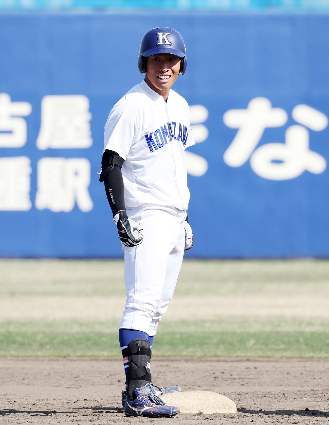 青学大対駒大　7回裏駒大1死二塁、出村は左越え適時二塁打を放ち笑顔を見せる（撮影・鈴木正人）