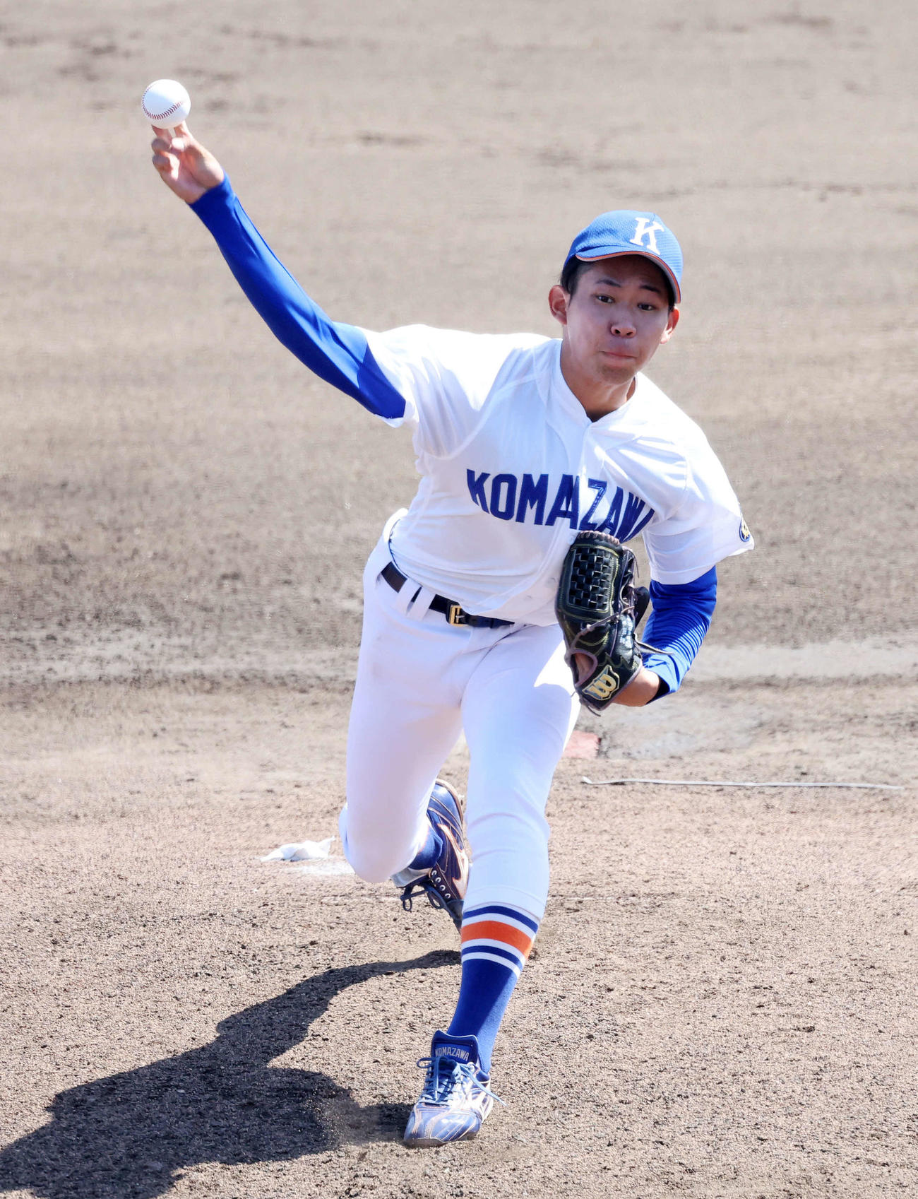 青学大対駒大　力投する駒大先発の松村（撮影・鈴木正人）