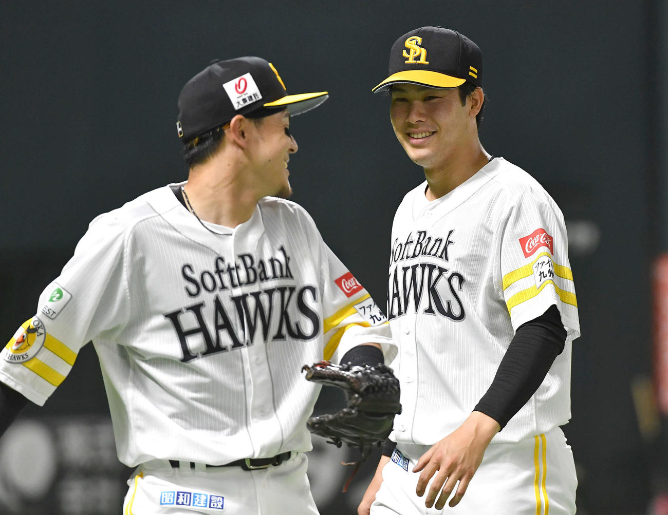 ソフトバンク対ロッテ　6回表ロッテの攻撃を無失点に抑え、牧原大（左）と笑顔で話しながらベンチへ戻る藤井（撮影・岩下翔太）