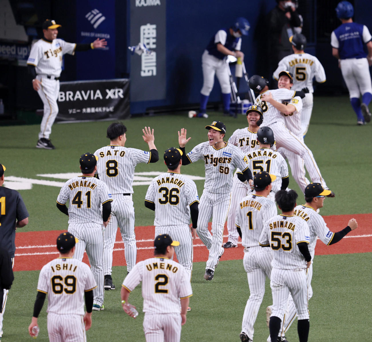 阪神対DeNA 12回裏阪神2死満塁、プロ初登板で初勝利を挙げた富田は佐藤輝（左）と歓喜のハイタッチ（撮影・加藤哉）