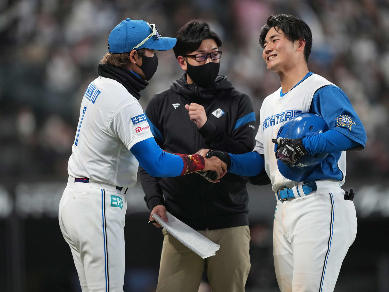 日本ハム対楽天　サヨナラ打を放った清宮（右）と握手を交わす新庄監督（撮影・井上学）
