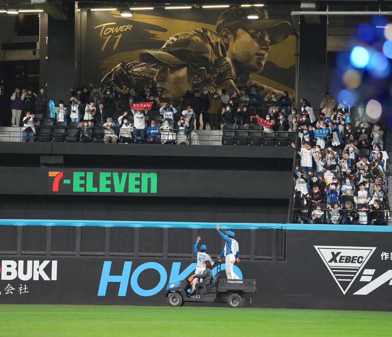 日本ハム対楽天　ダルビッシュ有、大谷の壁画の前でリリーフカーでファンの声援に応える清宮ら（撮影・井上学）