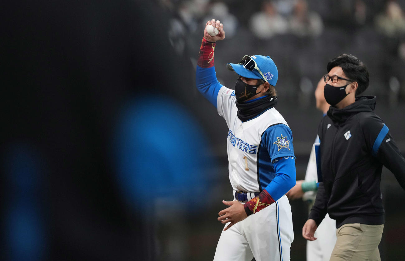 日本ハム対楽天　ウイニングボールを掲げる日本ハム新庄監督（撮影・井上学）