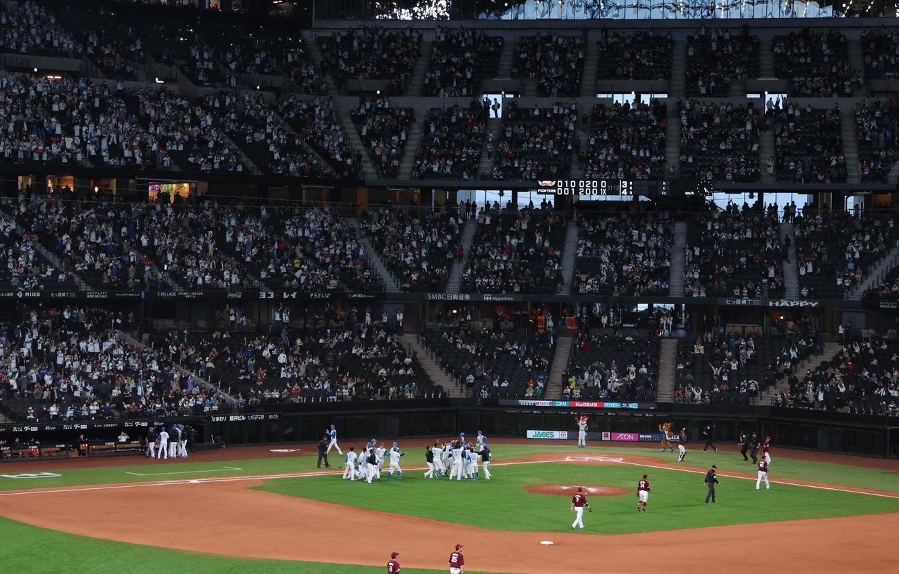 日本ハム対楽天　10回裏日本ハム無死二塁、サヨナラで勝利し喜ぶ日本ハムナイン（撮影・黒川智章）