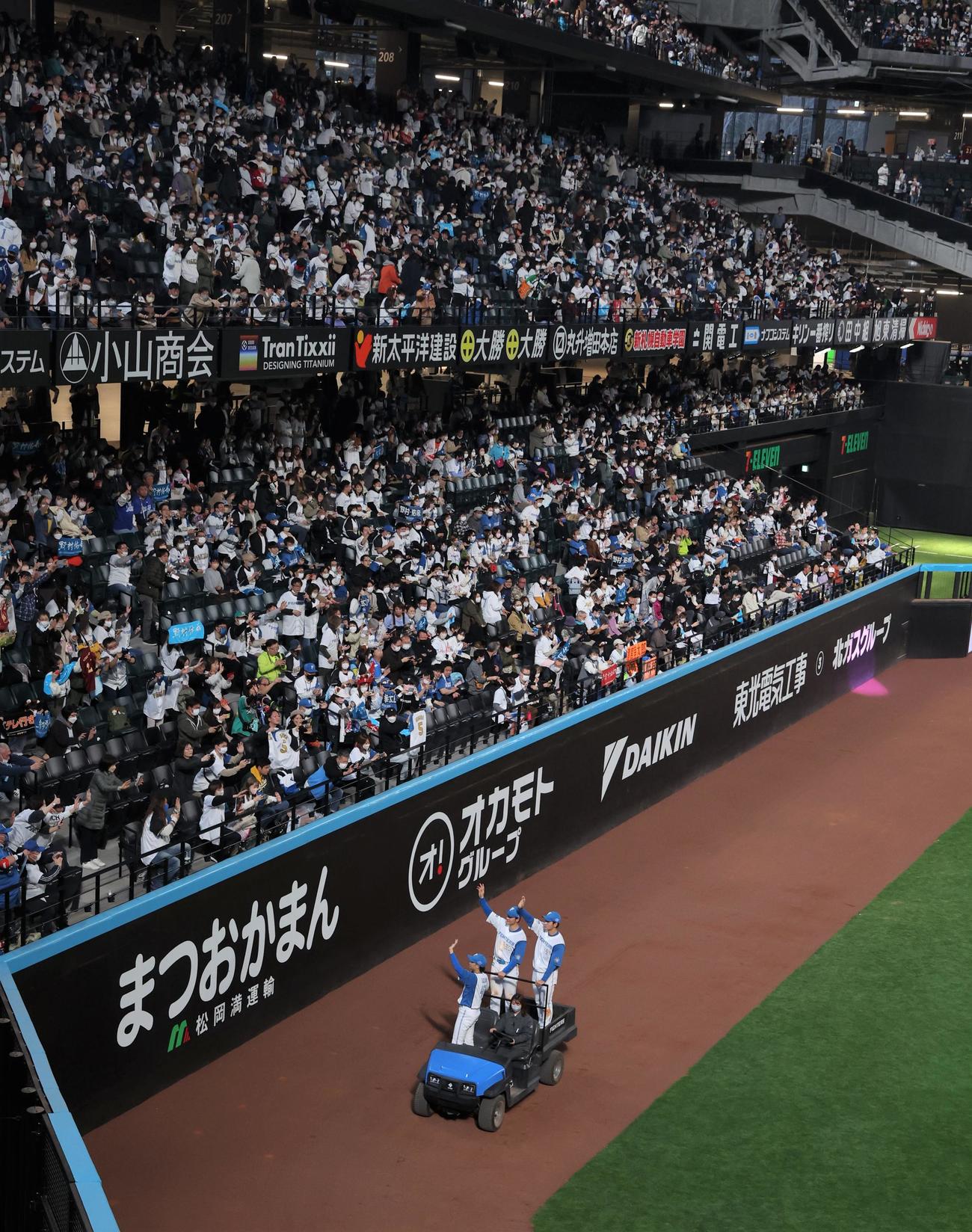 日本ハム対楽天　ヒーローの鈴木、清宮、野村の3人はカートに乗ってファンにあいさつする（撮影・黒川智章）