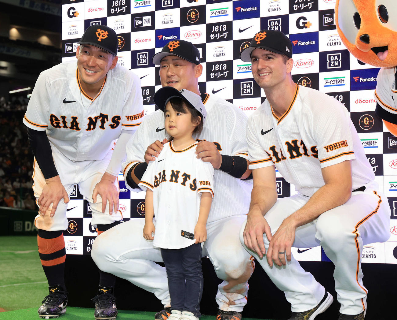 巨人対中日　ヒーローインタビュー後、子どもと記念撮影する、左から梶谷、中田翔、グリフィン（撮影・浅見桂子）