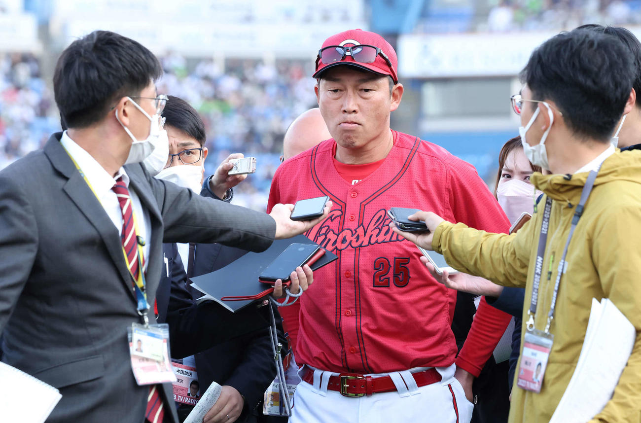 ヤクルト対広島　開幕からヤクルトに連敗して足取り重く引き揚げる広島新井監督（撮影・丹羽敏通）