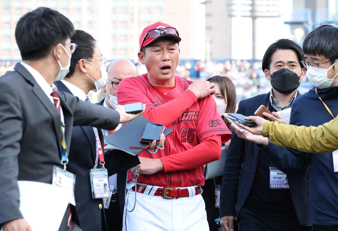 ヤクルト対広島　開幕からヤクルトに連敗して足取り重く引き揚げる広島新井監督（撮影・丹羽敏通）