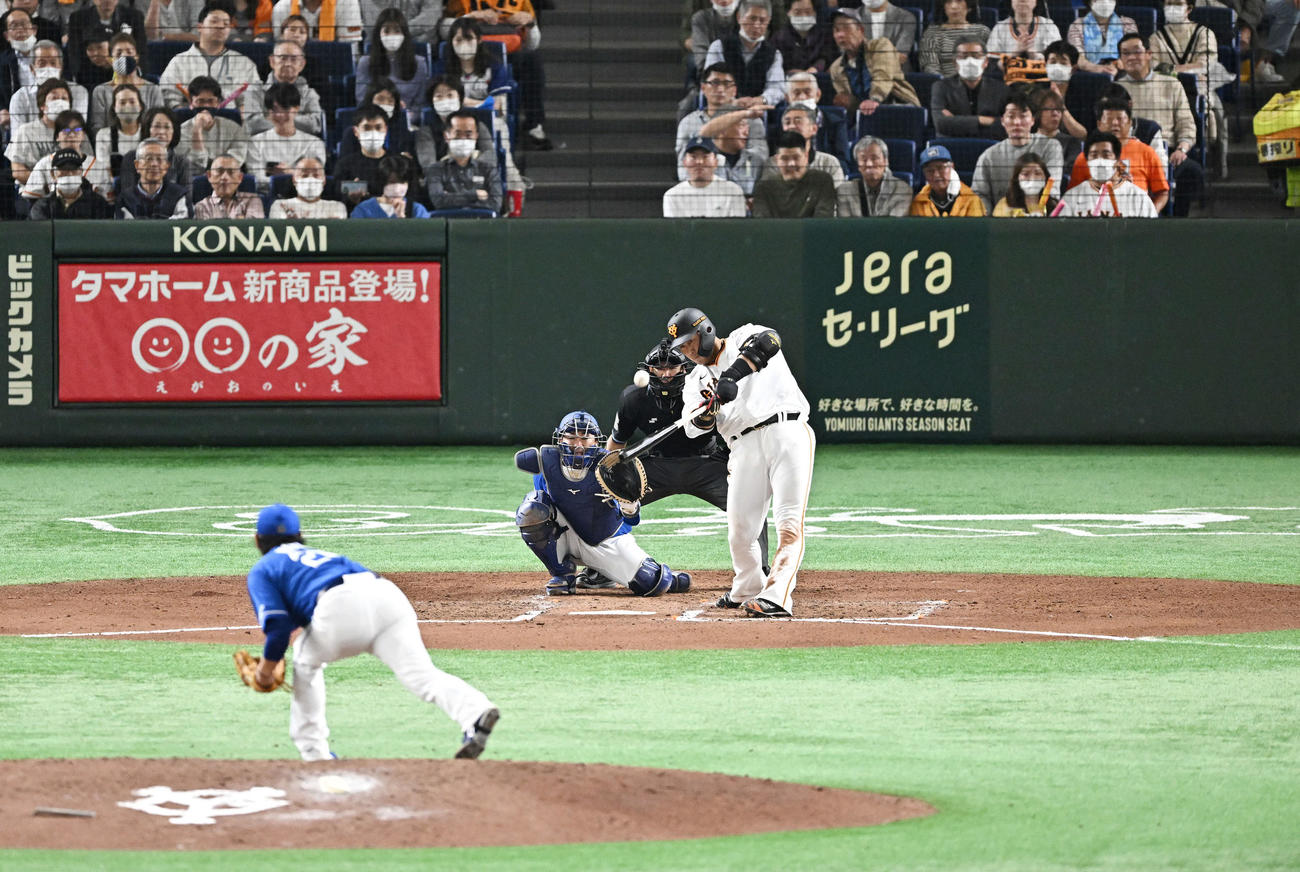 巨人対中日　6回裏巨人1死、中田翔は左中間へソロ本塁打を放つ。投手涌井（撮影・滝沢徹郎）