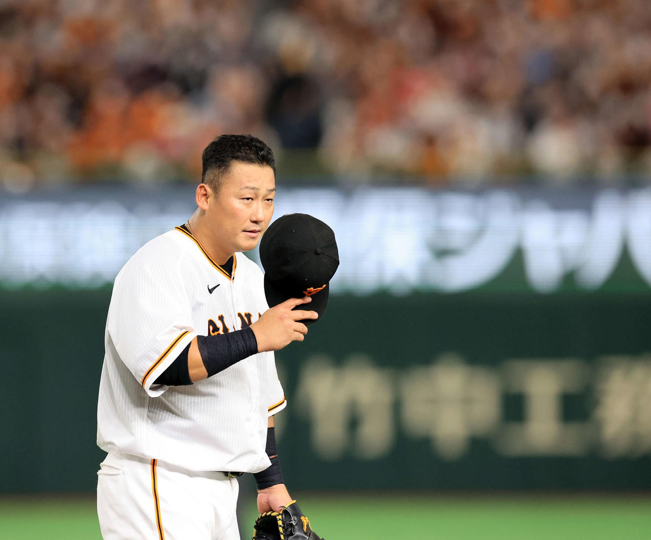 巨人対中日　7回表中日の攻撃で守備に就いた中田翔は、声援に帽子をとりあいさつ（撮影・浅見桂子）