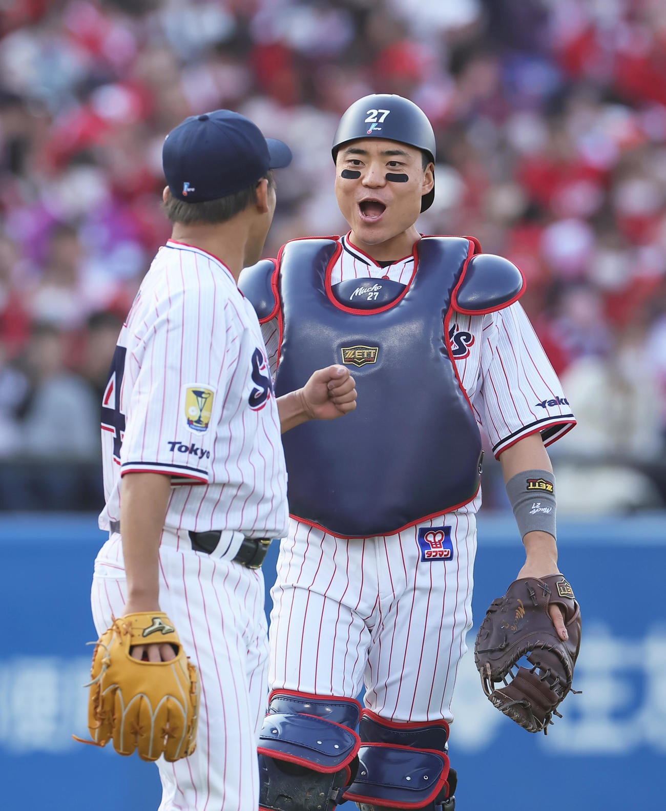 ヤクルト対広島　勝利しタッチを交わすヤクルトの田口（左）と中村（撮影・足立雅史）