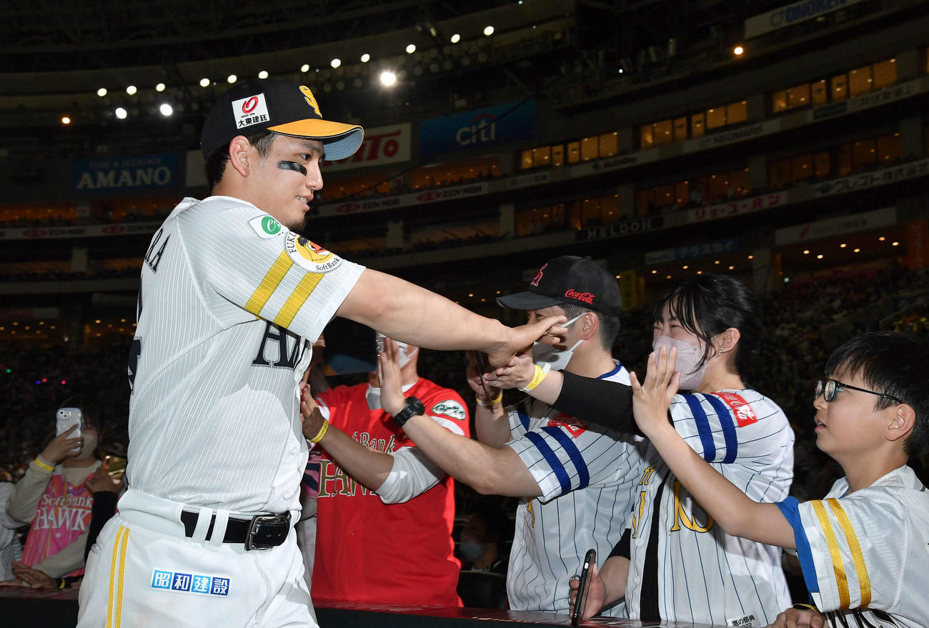 ソフトバンク対ロッテ　ロッテに連勝し、ファンとタッチを交わす栗原（撮影・岩下翔太）