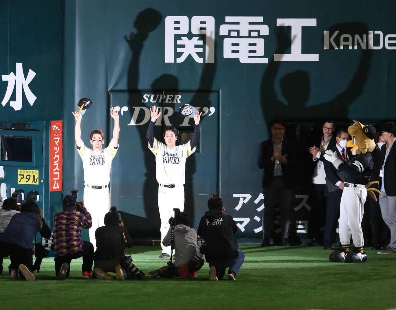 ソフトバンク対ロッテ　ヒーローになった栗原陵矢と藤井皓哉はファンに手を振る（撮影・梅根麻紀）