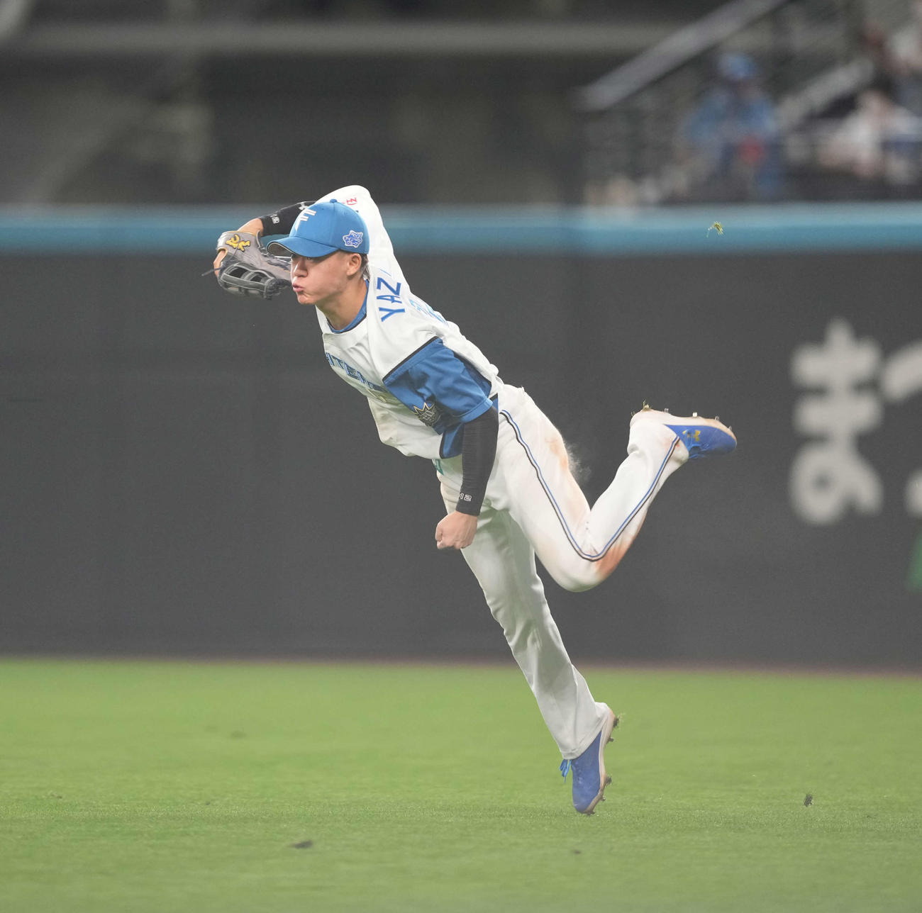 日本ハム対楽天　5回表楽天2死一、二塁、島内の打球を捕球し返球する矢沢（撮影・井上学）