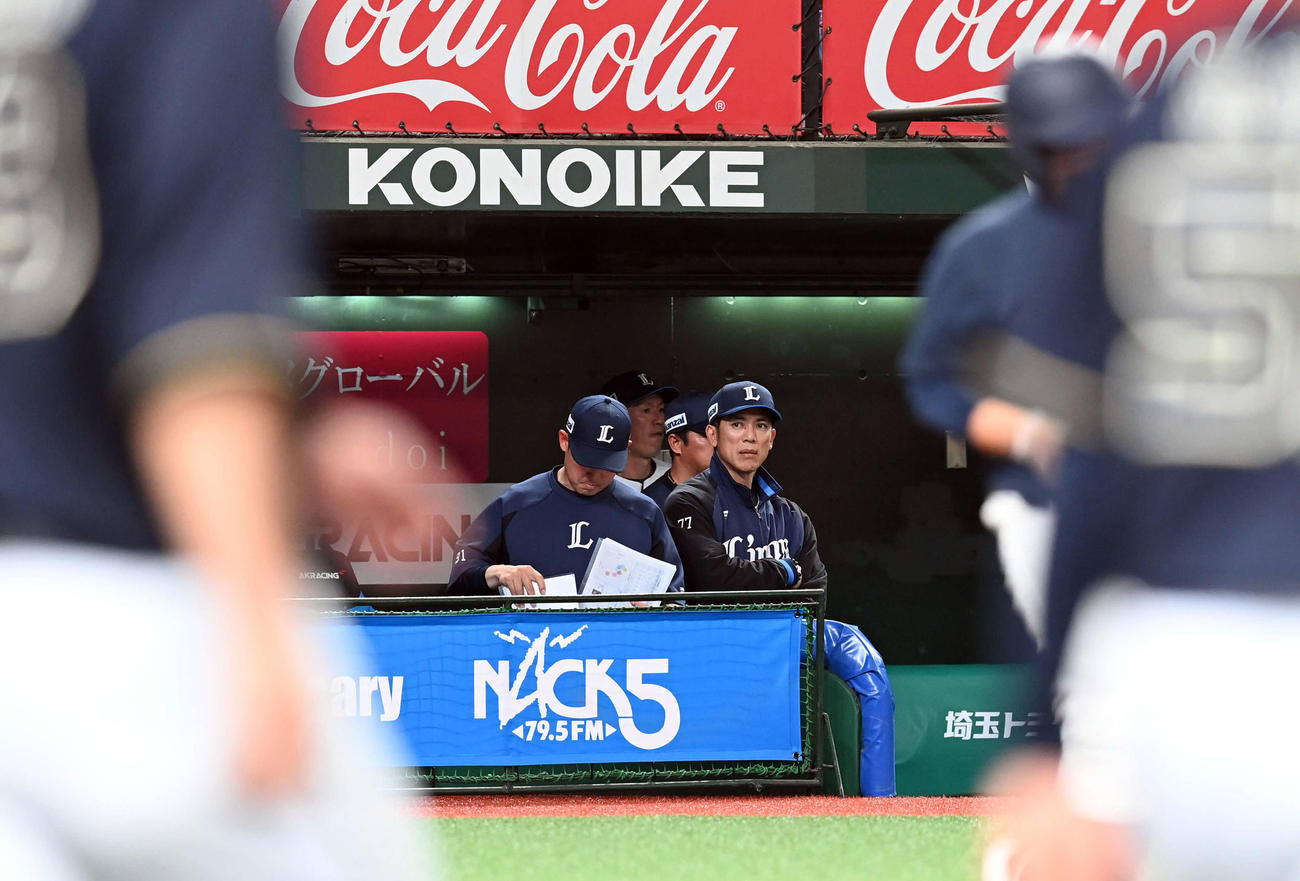 西武対オリックス　オリックスに連敗を喫し厳しい表情の西武松井監督（撮影・たえ見朱実）