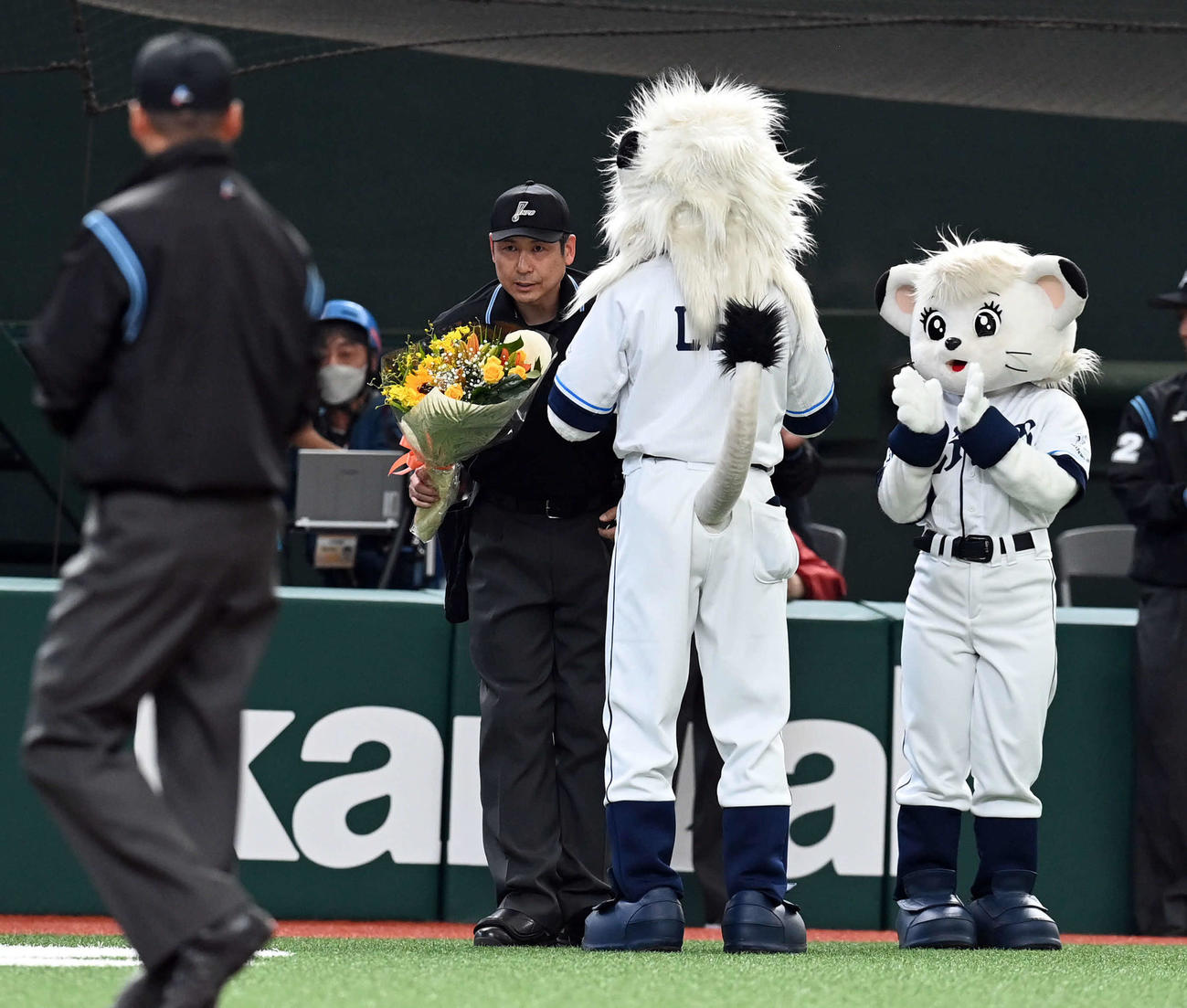 西武対オリックス　この試合で通算2000試合を達成した津川審判（撮影・たえ見朱実）
