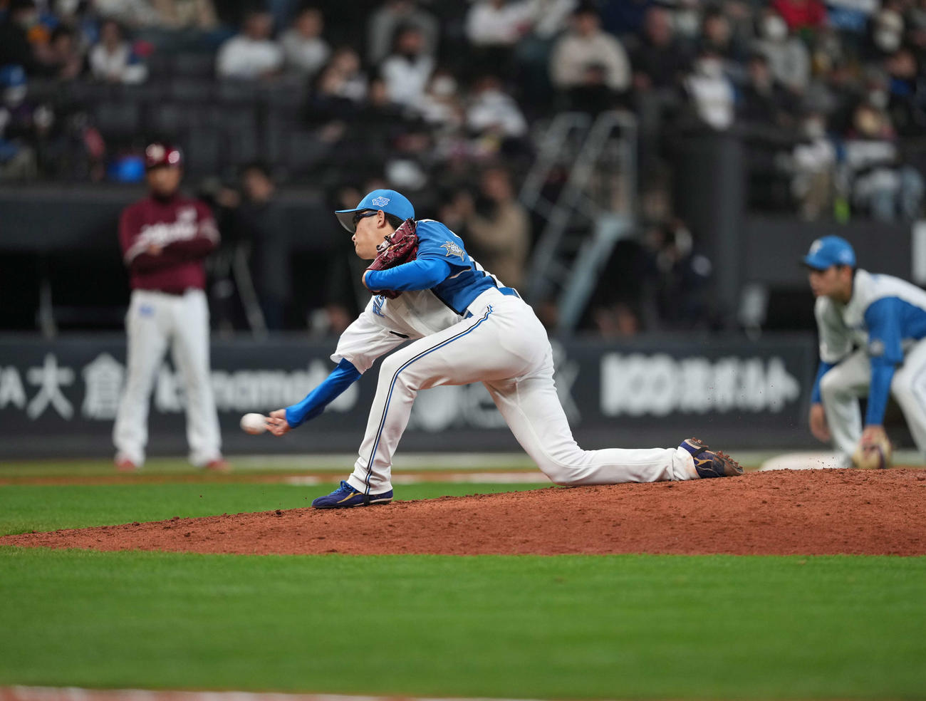 日本ハム対楽天　力投する日本ハムの鈴木（撮影・井上学）