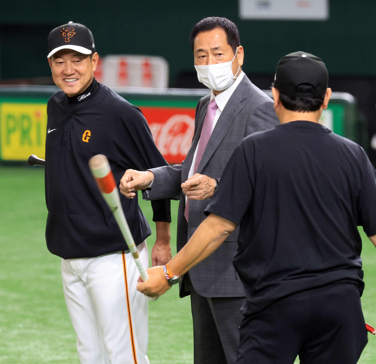 巨人対中日　巨人大久保打撃チーフコーチ（手前）と話す原監督（左）と中畑清氏（撮影・浅見桂子）