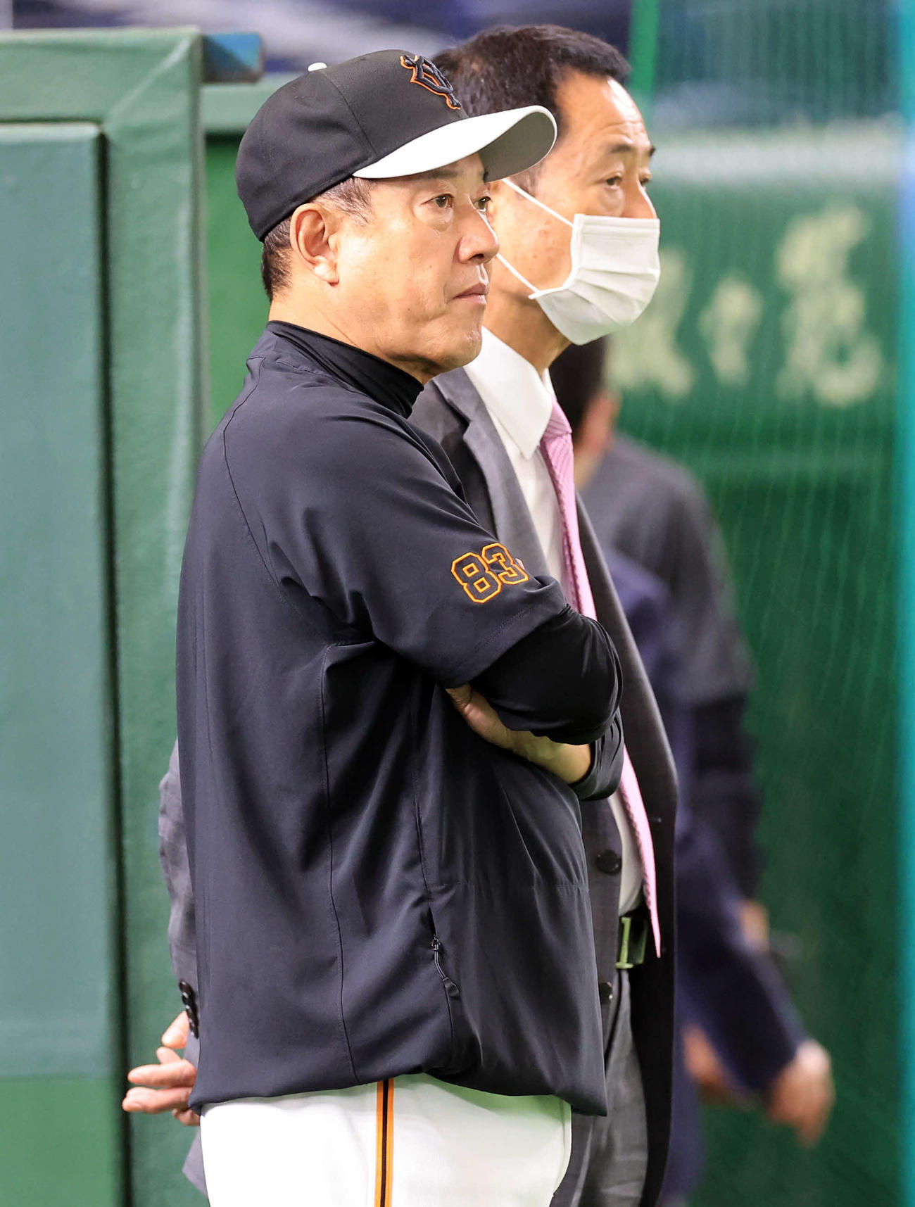 巨人対中日　練習を見つめる巨人話す原監督（左）と中畑清氏（撮影・浅見桂子）
