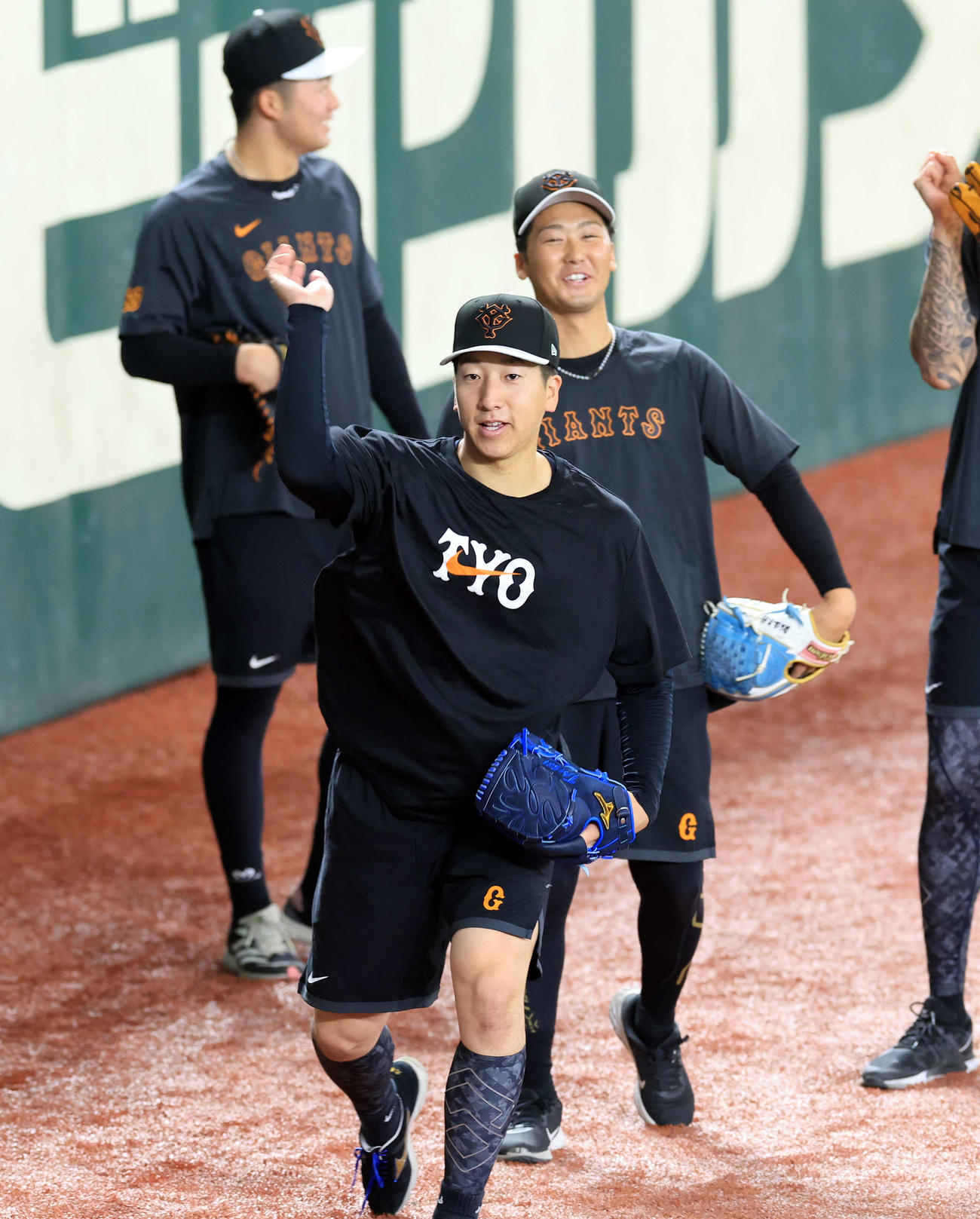 巨人対中日　ノックを受ける巨人大勢（中央）ら（撮影・浅見桂子）